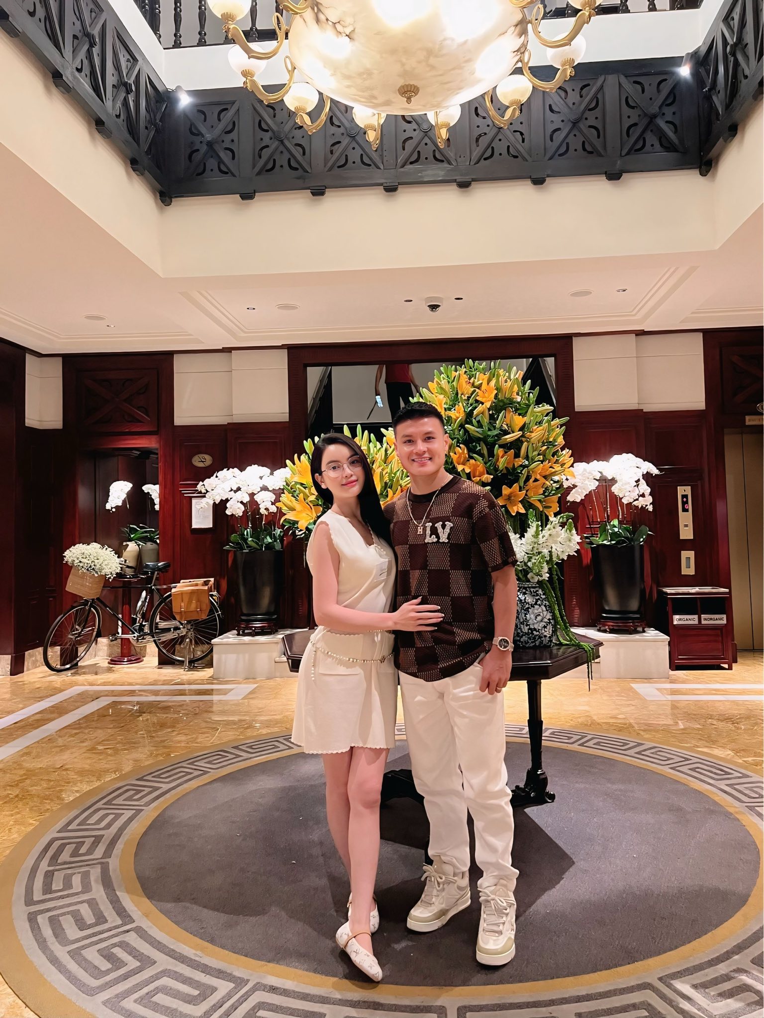 Chu Thanh Huyền tay xách túi hiệu bước ra từ xế hộp bạc tỉ như chủ tịch, visual miễn chê sau nghi vấn thẩm mỹ- Ảnh 2.