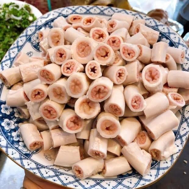 Sự thật về món lòng se điếu đắt đỏ đang gây tranh cãi những ngày qua: Người nói phèo 2 da, người nói do bệnh- Ảnh 2.