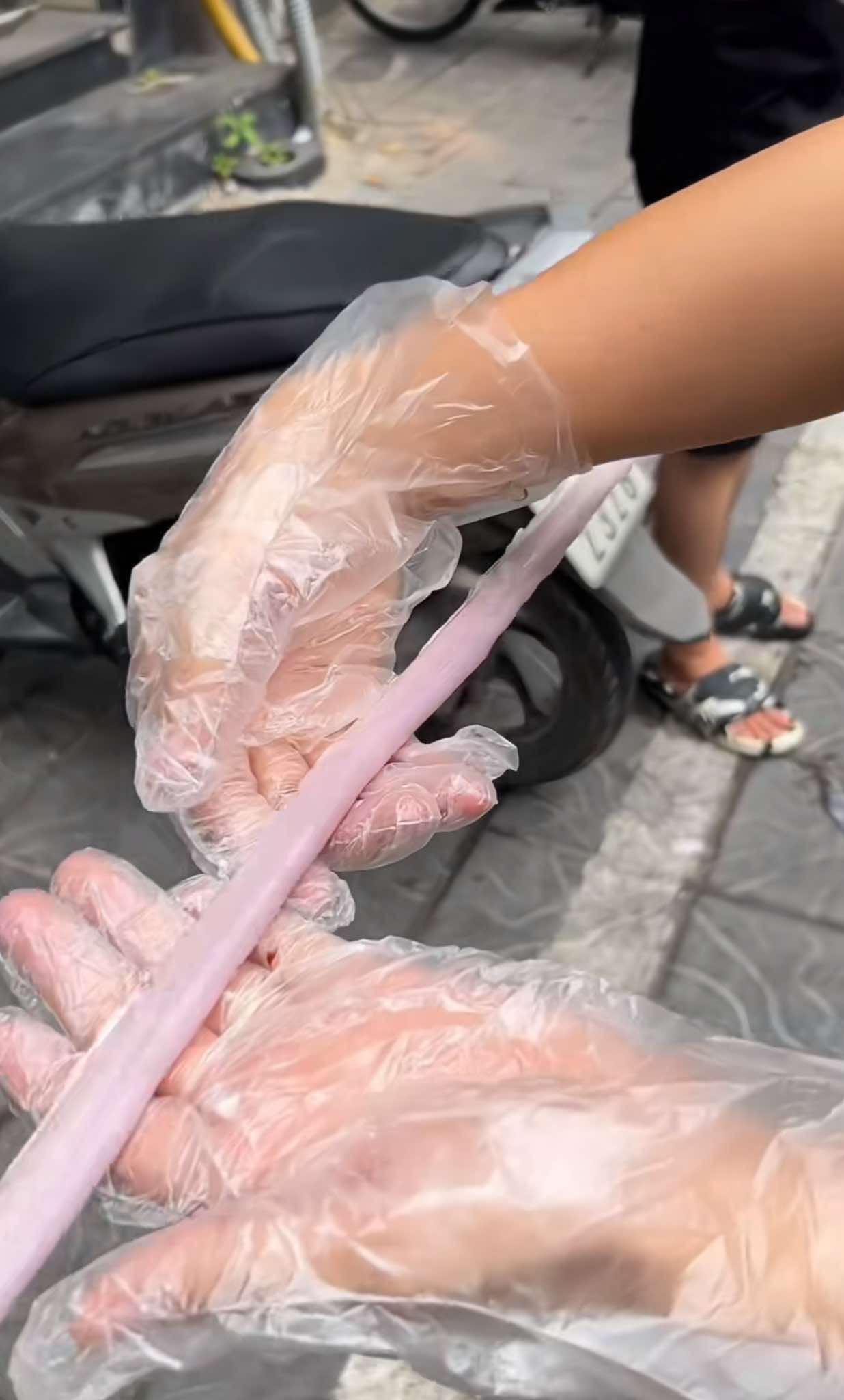 Ngay l&uacute;c n&agrave;y: Cả c&otilde;i mạng rực lửa v&igrave; trận chiến giữa c&aacute;c đầu bếp về m&oacute;n đặc sản triệu người m&ecirc; "l&ograve;ng se điếu" - Ảnh 5.