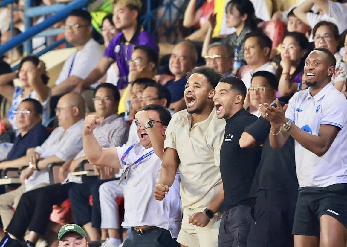 Chủ tịch CLB H&agrave; Nội thẫn thờ sau trận đội nh&agrave; thua đậm, biểu cảm của d&acirc;u h&agrave;o m&ocirc;n Đỗ Mỹ Linh g&acirc;y ch&uacute; &yacute;- Ảnh 11.