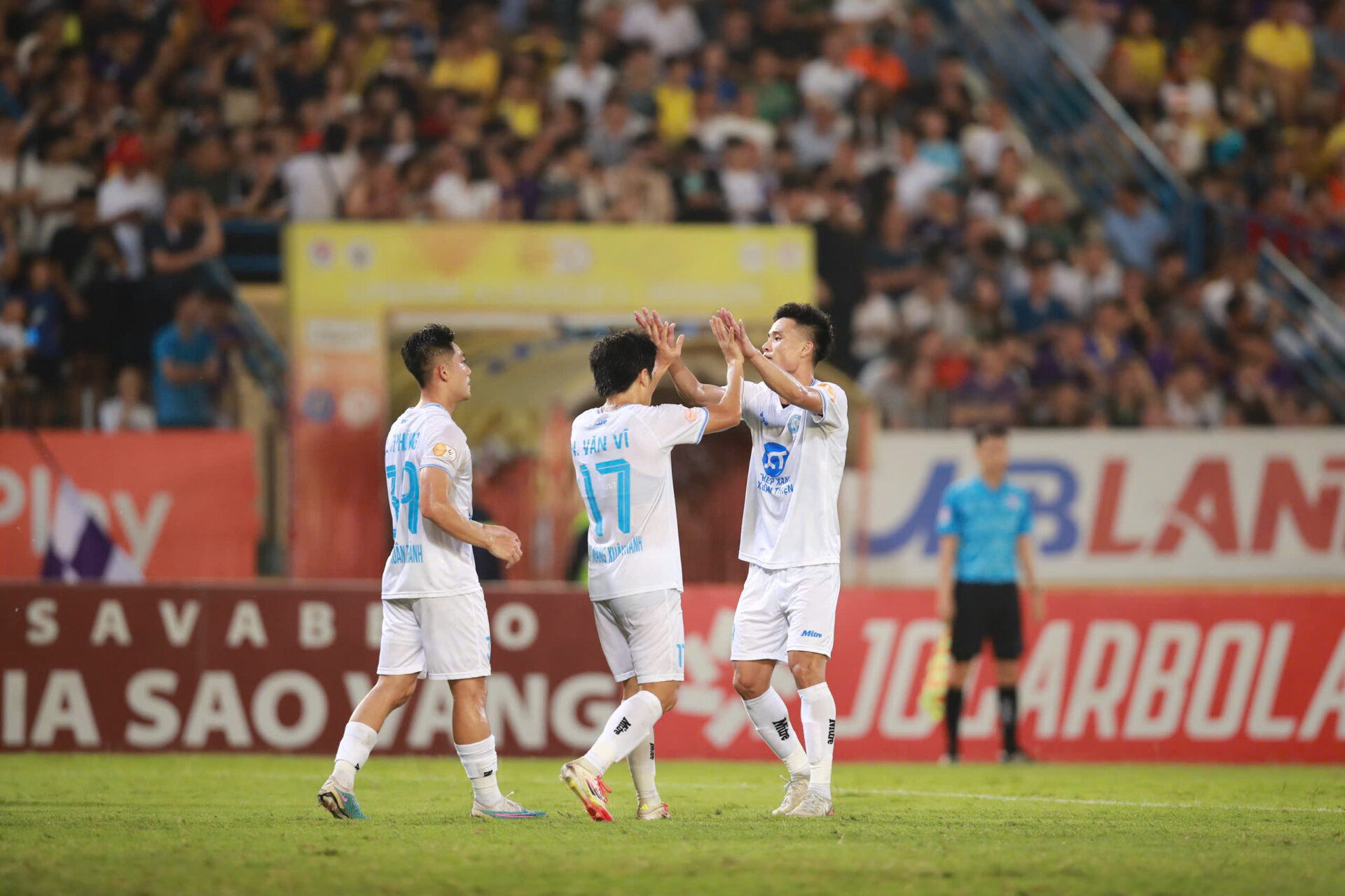 Chủ tịch CLB H&agrave; Nội thẫn thờ sau trận đội nh&agrave; thua đậm, biểu cảm của d&acirc;u h&agrave;o m&ocirc;n Đỗ Mỹ Linh g&acirc;y ch&uacute; &yacute;- Ảnh 6.