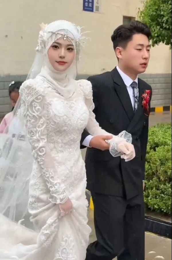 Đ&aacute;m cưới dậy s&oacute;ng xứ tỷ d&acirc;n: C&ocirc; d&acirc;u đẹp đến mức bị nghi l&agrave; AI, ch&uacute; rể phải kh&oacute;a MXH v&igrave; một l&yacute; do- Ảnh 2.