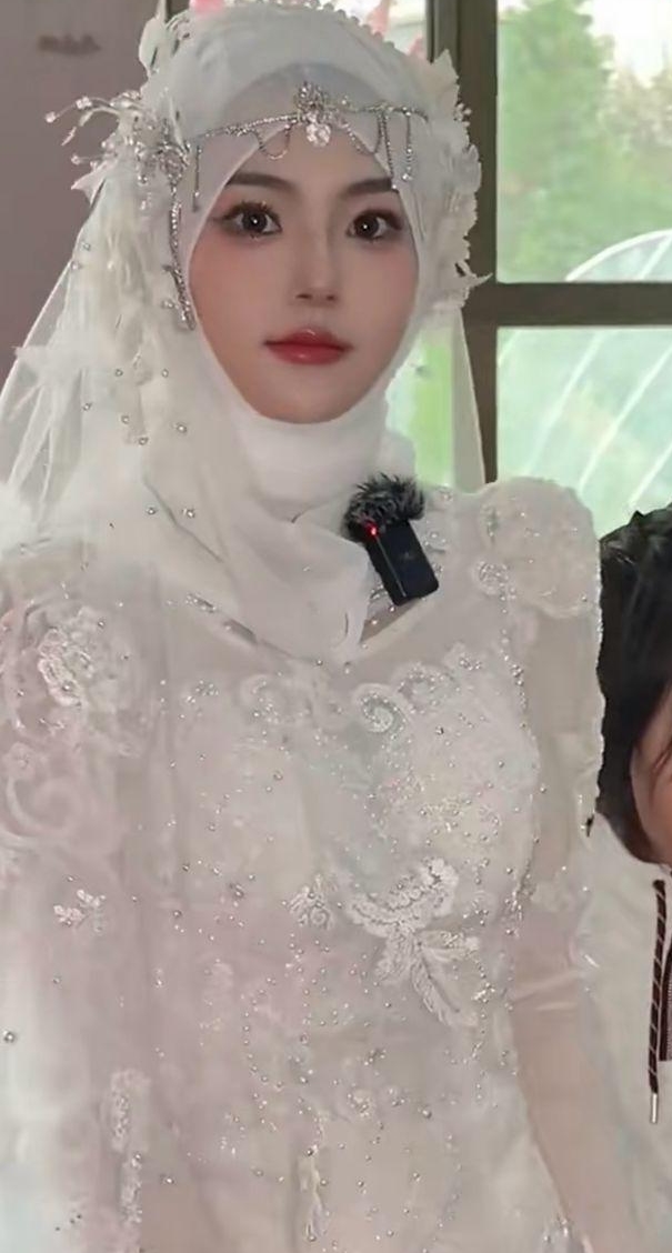 Đ&aacute;m cưới dậy s&oacute;ng xứ tỷ d&acirc;n: C&ocirc; d&acirc;u đẹp đến mức bị nghi l&agrave; AI, ch&uacute; rể phải kh&oacute;a MXH v&igrave; một l&yacute; do- Ảnh 4.