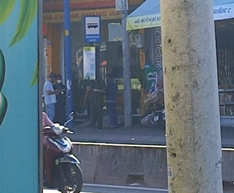 Công an TP HCM phong tỏa hiện tường vụ cướp tiệm vàng ở Hóc Môn- Ảnh 1. Công an TP HCM phong tỏa hiện tường vụ cướp tiệm vàng ở Hóc Môn- Ảnh 1.