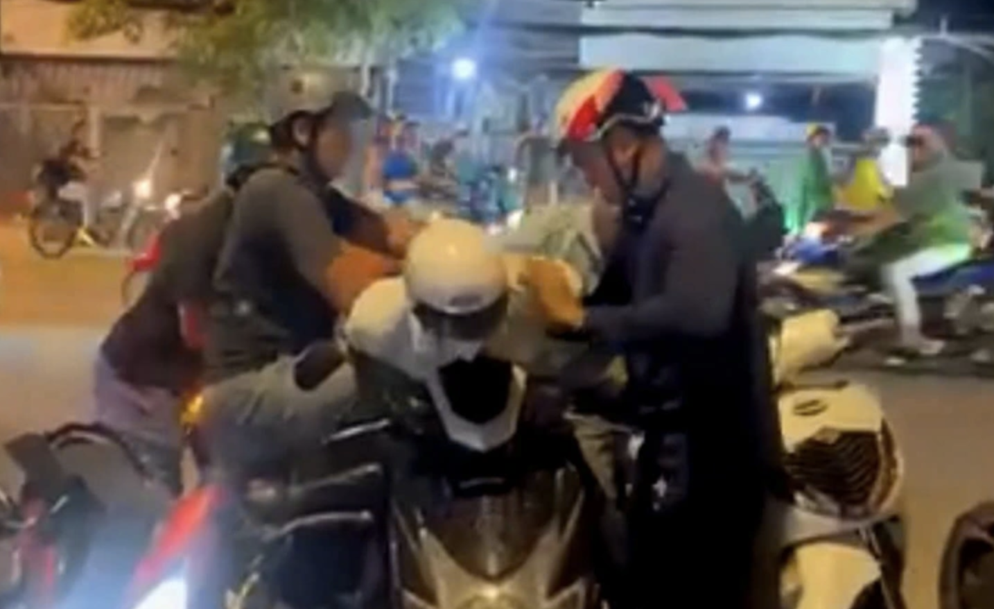 Danh tính 2 anh em cướp tiệm vàng vừa bị Công an TP HCM bắt giữ- Ảnh 4.