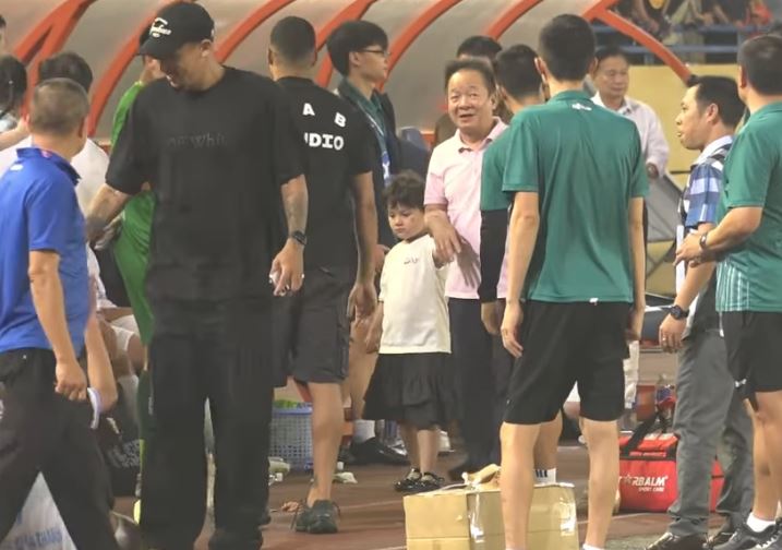 Chủ tịch CLB H&agrave; Nội thẫn thờ sau trận đội nh&agrave; thua đậm, biểu cảm của d&acirc;u h&agrave;o m&ocirc;n Đỗ Mỹ Linh g&acirc;y ch&uacute; &yacute;- Ảnh 4.