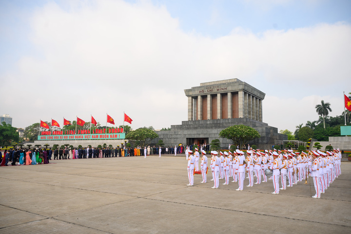Lãnh đạo Đảng , Nhà nước vào Lăng viếng Chủ tịch Hồ Chí Minh Trước kỳ họp thứ 9 - Ảnh 7. Lãnh đạo Đảng , Nhà nước vào Lăng viếng Chủ tịch Hồ Chí Minh Trước kỳ họp thứ 9 - Ảnh 7.