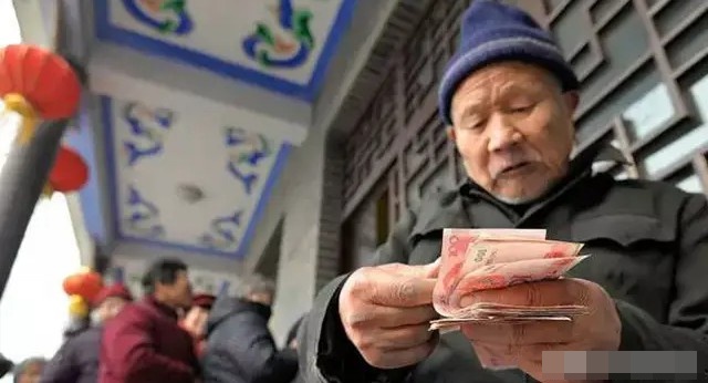 Cảnh báo riêng cho người cao tuổi: Chọn 4 chữ này trên sổ tiết kiệm có thể gây tình trạng giảm lãi - Ảnh 2.