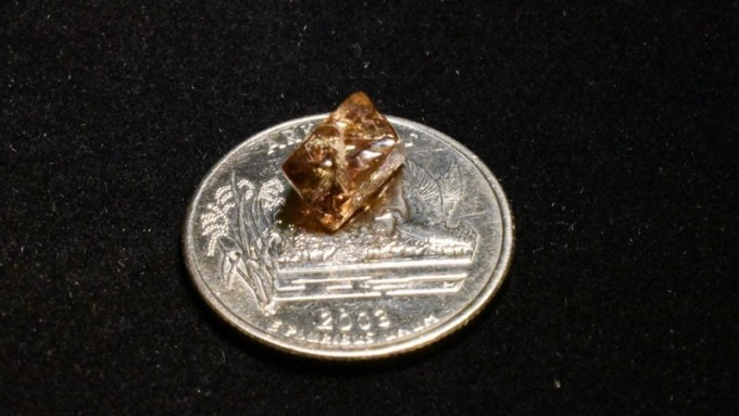 Lang thang c&ocirc;ng vi&ecirc;n v&ocirc; t&igrave;nh &ldquo;vớ&rdquo; được vi&ecirc;n kim cương "si&ecirc;u to khổng lồ" - Ảnh 2.