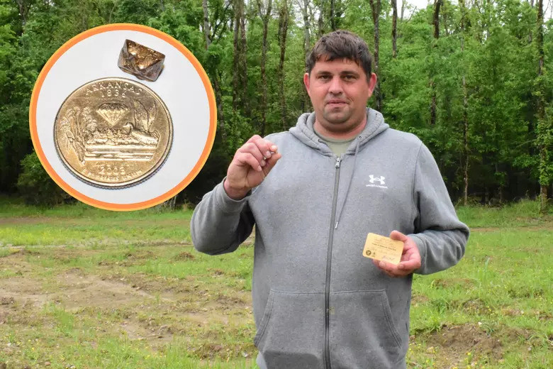 Lang thang c&ocirc;ng vi&ecirc;n v&ocirc; t&igrave;nh &ldquo;vớ&rdquo; được vi&ecirc;n kim cương "si&ecirc;u to khổng lồ" - Ảnh 1.