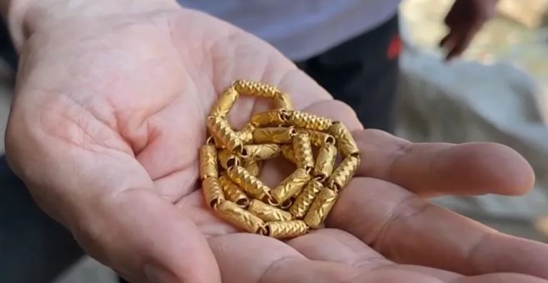 Nh&acirc;n vi&ecirc;n vệ sinh sốc nặng khi nhặt được số v&agrave;ng trị gi&aacute; hơn 350 triệu đồng trong t&uacute;i r&aacute;c- Ảnh 1.