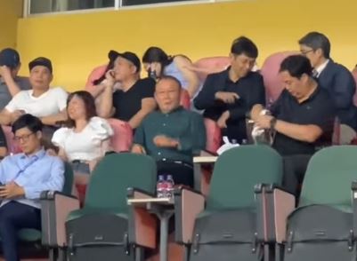 Chủ tịch CLB H&agrave; Nội thẫn thờ sau trận đội nh&agrave; thua đậm, biểu cảm của d&acirc;u h&agrave;o m&ocirc;n Đỗ Mỹ Linh g&acirc;y ch&uacute; &yacute;- Ảnh 12.