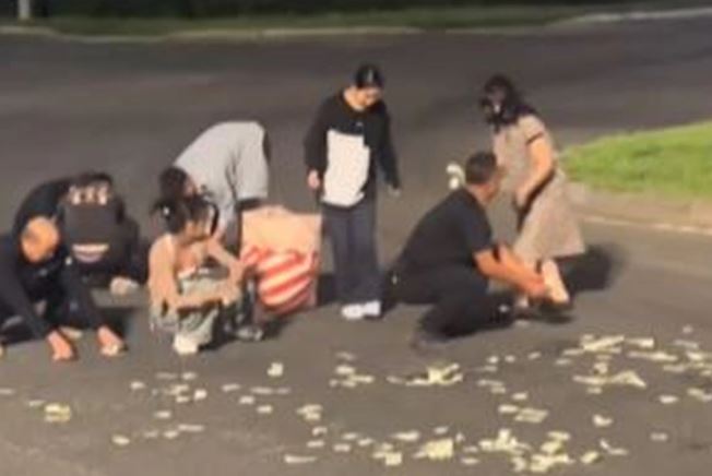 Xe bung cửa, tiền rơi đầy đường và cái kết bất ngờ- Ảnh 1.