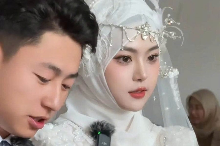 Đ&aacute;m cưới dậy s&oacute;ng xứ tỷ d&acirc;n: C&ocirc; d&acirc;u đẹp đến mức bị nghi l&agrave; AI, ch&uacute; rể phải kh&oacute;a MXH v&igrave; một l&yacute; do- Ảnh 1.