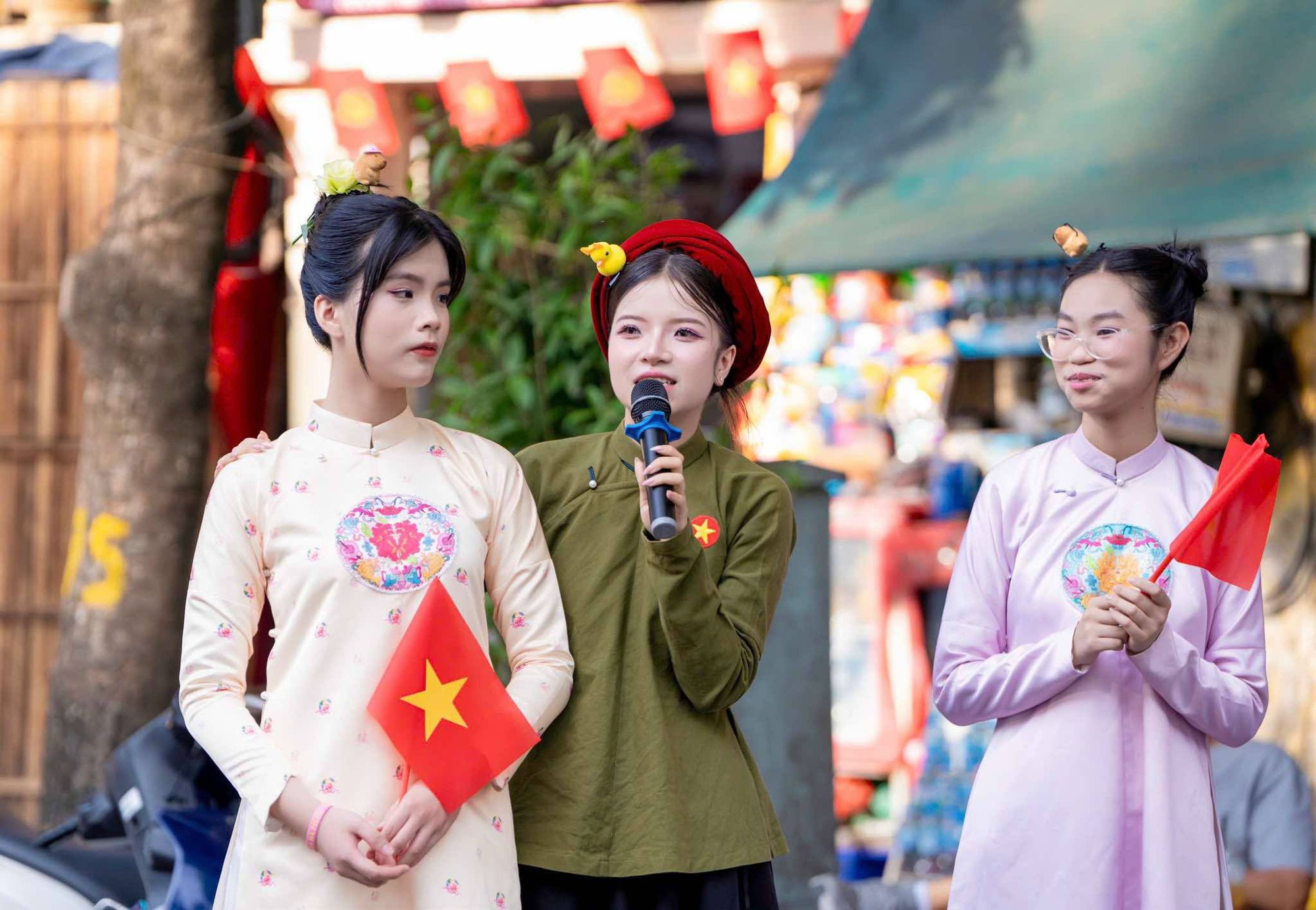 Dàn mẫu nhí chuyên nghiệp và khiếm thính gây ấn tượng tại sự kiện "Hoa Tháng Năm"- Ảnh 8. Dàn mẫu nhí chuyên nghiệp và khiếm thính gây ấn tượng tại sự kiện "Hoa Tháng Năm"- Ảnh 8.