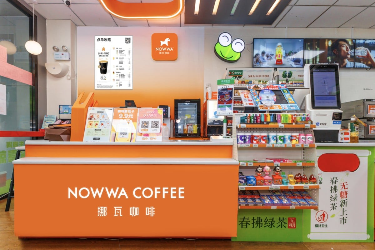 Đại chiến cà phê ở Trung Quốc: Gần 67.000 quán khai trương chỉ trong một năm, thị phần Starbucks tụt dốc chỉ còn 14%- Ảnh 2. Đại chiến cà phê ở Trung Quốc: Gần 67.000 quán khai trương chỉ trong một năm, thị phần Starbucks tụt dốc chỉ còn 14%- Ảnh 2.