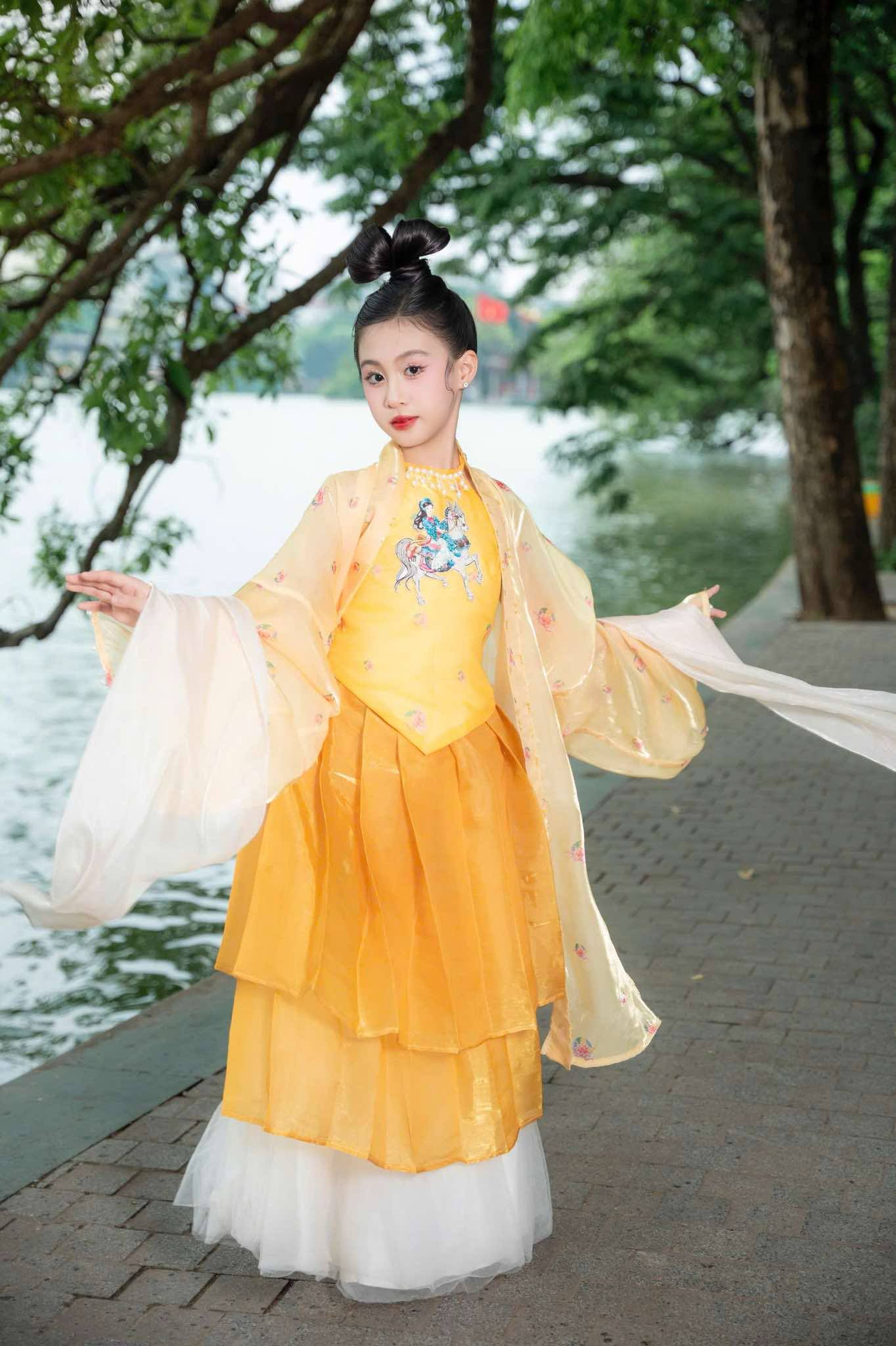 Dàn mẫu nhí chuyên nghiệp và khiếm thính gây ấn tượng tại sự kiện "Hoa Tháng Năm"- Ảnh 6. Dàn mẫu nhí chuyên nghiệp và khiếm thính gây ấn tượng tại sự kiện "Hoa Tháng Năm"- Ảnh 6.