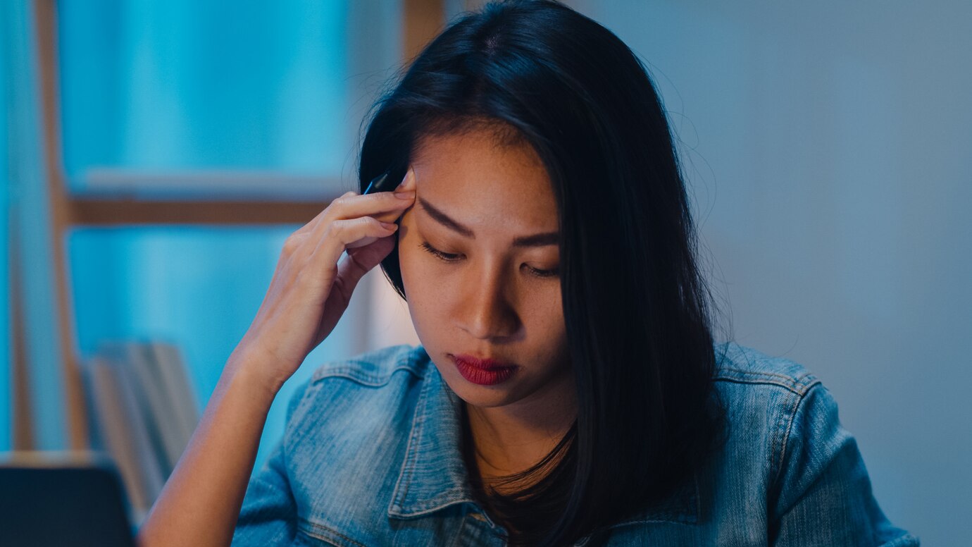 Nghe tin mẹ đẻ bị viêm phổi, tôi muốn gửi biếu 5 triệu lo thuốc men nhưng chồng vừa đưa tiền vừa nói một câu khiến tôi ngã quỵ- Ảnh 1.