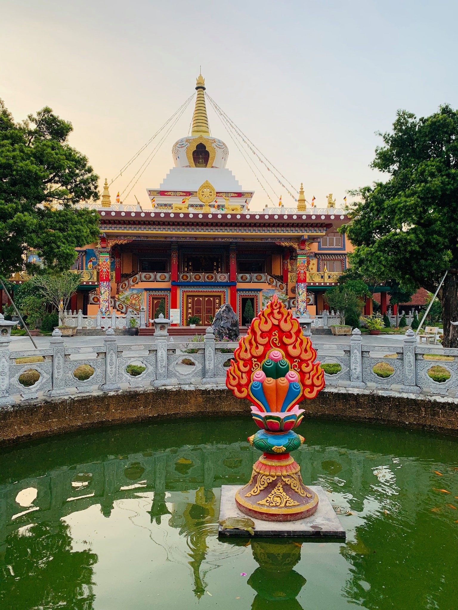 Phát hiện ngôi chùa ngay ở Hà Nội mang vẻ ngoài khác biệt: Du khách nhận xét cảnh như ở nước ngoài - Ảnh 2.