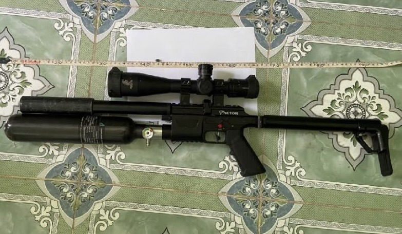 Chân dung đối tượng sử dụng súng hơi bắn người tài xế xe tải ở Đồng Nai - Ảnh 2.