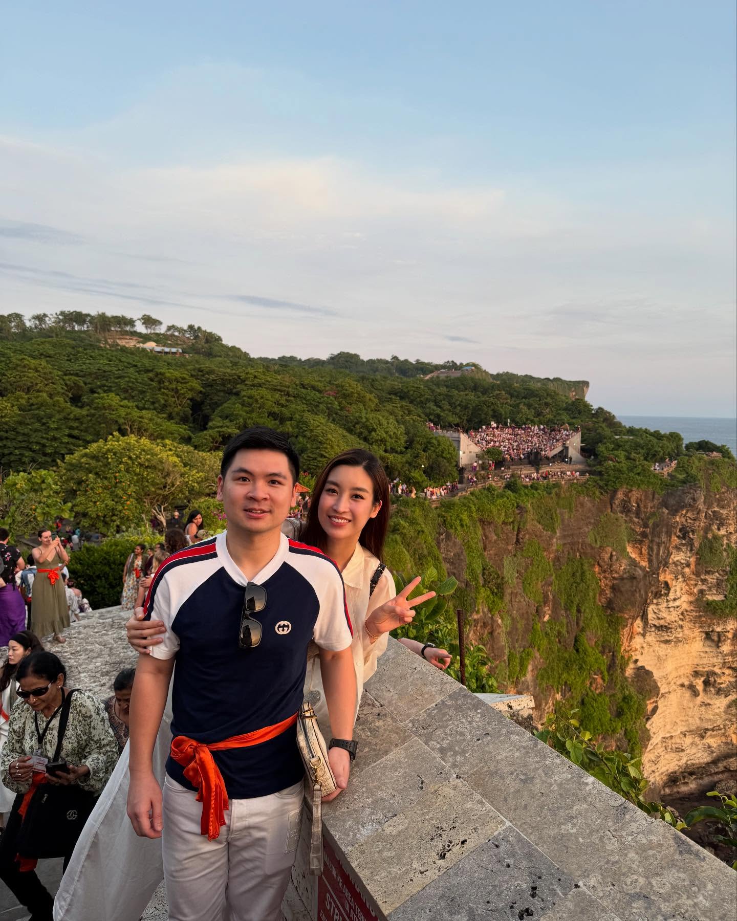 Chủ tịch Hà Nội FC tung ảnh chưa chỉnh sửa cùng Đỗ Mỹ Linh lên mạng, "dâu hào môn" lộ ngay nhan sắc thật - Ảnh 2. Chủ tịch Hà Nội FC tung ảnh chưa chỉnh sửa cùng Đỗ Mỹ Linh lên mạng, "dâu hào môn" lộ ngay nhan sắc thật - Ảnh 2.
