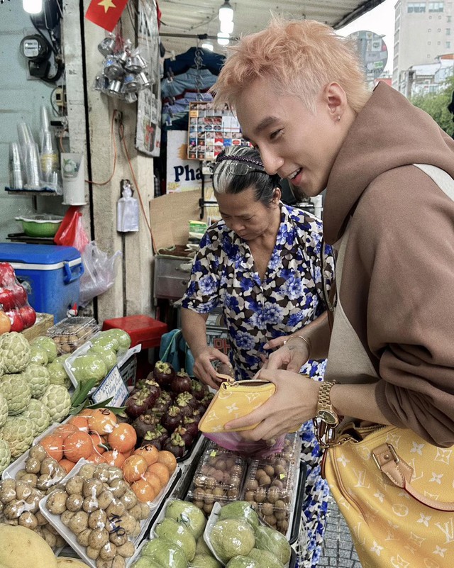 Hành động gây sốc ngay giữa chợ của Sơn Tùng - Ảnh 2. Hành động gây sốc ngay giữa chợ của Sơn Tùng - Ảnh 2.