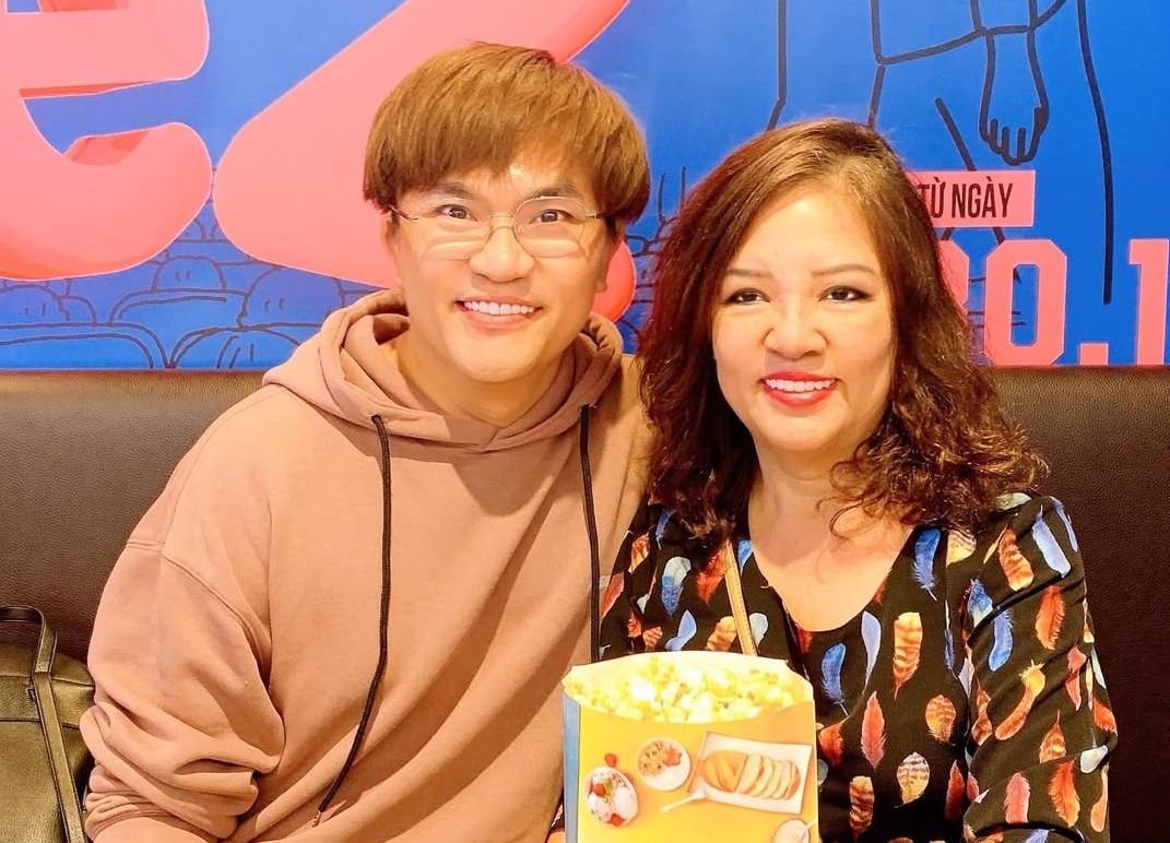 Hình ảnh Đại Nghĩa và mẹ trước khi bà qua đời vì đột quỵ, tình trạng hiện tại của nam MC gây xót xa- Ảnh 2.