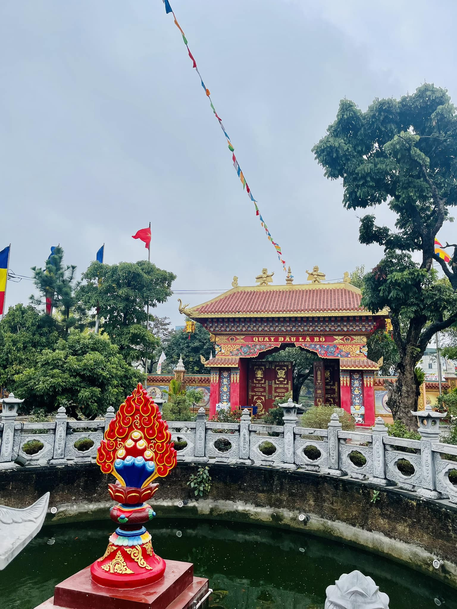 Phát hiện ngôi chùa ngay ở Hà Nội mang vẻ ngoài khác biệt: Du khách nhận xét cảnh như ở nước ngoài - Ảnh 4.