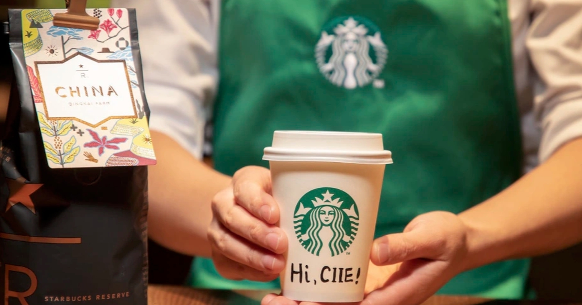 Đại chiến cà phê ở Trung Quốc: Gần 67.000 quán khai trương chỉ trong một năm, thị phần Starbucks tụt dốc chỉ còn 14%- Ảnh 1. Đại chiến cà phê ở Trung Quốc: Gần 67.000 quán khai trương chỉ trong một năm, thị phần Starbucks tụt dốc chỉ còn 14%- Ảnh 1.