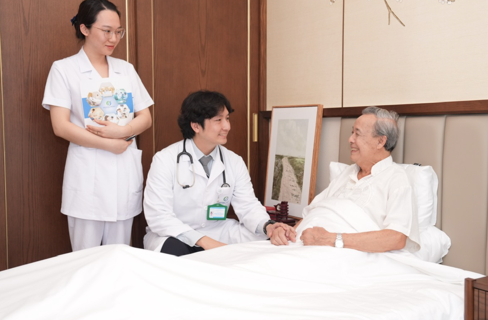 nộp đủ tiền mới cấp cứu bé trai bị tai nạn giao thông - Ảnh 2.