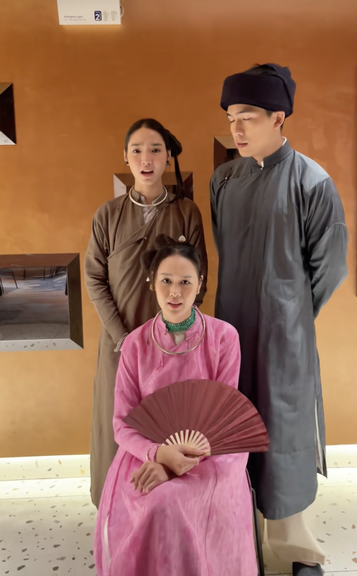 Dáng đi "xả stress" giữa đường của vợ Anh Đức làm lu mờ mỹ nhân cổ trang đẹp nhất hiện tại - Ảnh 4. Dáng đi "xả stress" giữa đường của vợ Anh Đức làm lu mờ mỹ nhân cổ trang đẹp nhất hiện tại - Ảnh 4.