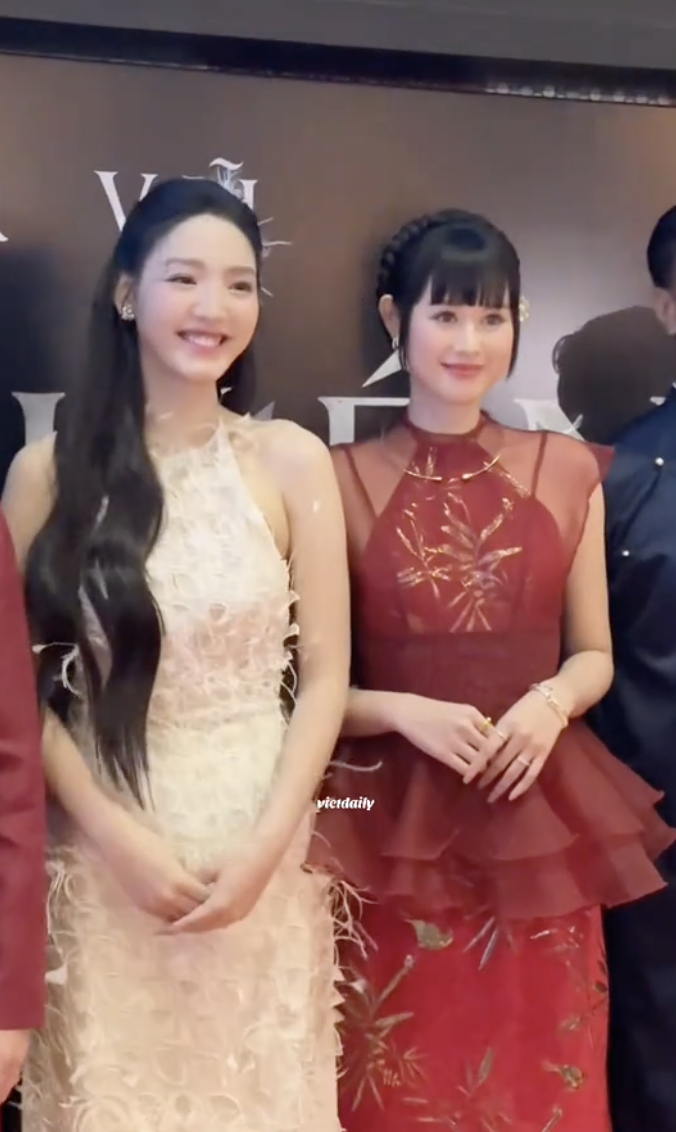 Dáng đi "xả stress" giữa đường của vợ Anh Đức làm lu mờ mỹ nhân cổ trang đẹp nhất hiện tại - Ảnh 3. Dáng đi "xả stress" giữa đường của vợ Anh Đức làm lu mờ mỹ nhân cổ trang đẹp nhất hiện tại - Ảnh 3.