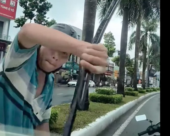 Người đ&agrave;n &ocirc;ng chặn đầu &ocirc; t&ocirc; v&agrave; bẻ cần gạt mưa giữa đường ở Cần Thơ - Ảnh 1.