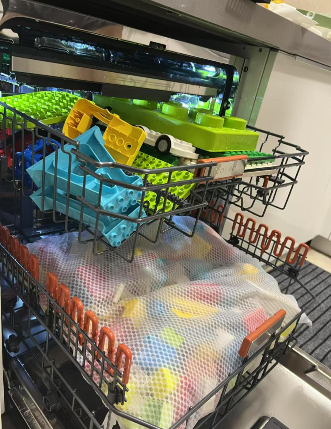 23,5 triệu người tranh c&atilde;i dữ dội về h&agrave;nh động của người phụ nữ d&ugrave;ng m&aacute;y rửa b&aacute;t để l&agrave;m việc n&agrave;y- Ảnh 3.