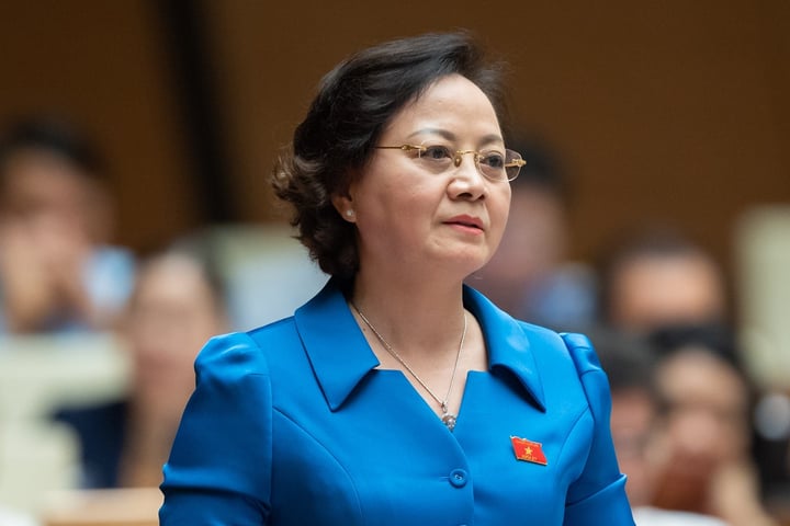 Bộ Nội vụ báo cáo tình trạng công chức nghỉ việc có xu hướng giảm mạnh từ 2023 - Ảnh 1. Bộ Nội vụ báo cáo tình trạng công chức nghỉ việc có xu hướng giảm mạnh từ 2023 - Ảnh 1.
