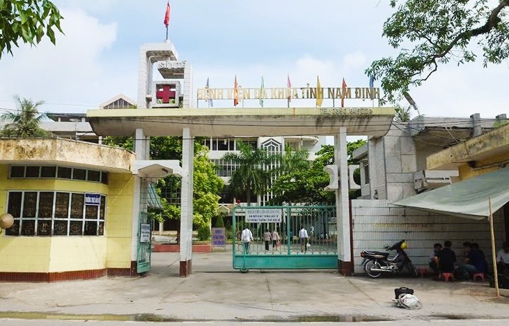 Chấn chỉnh công tác công vụ sau vụ bé trai bị từ chối cấp cứu - Ảnh 2.