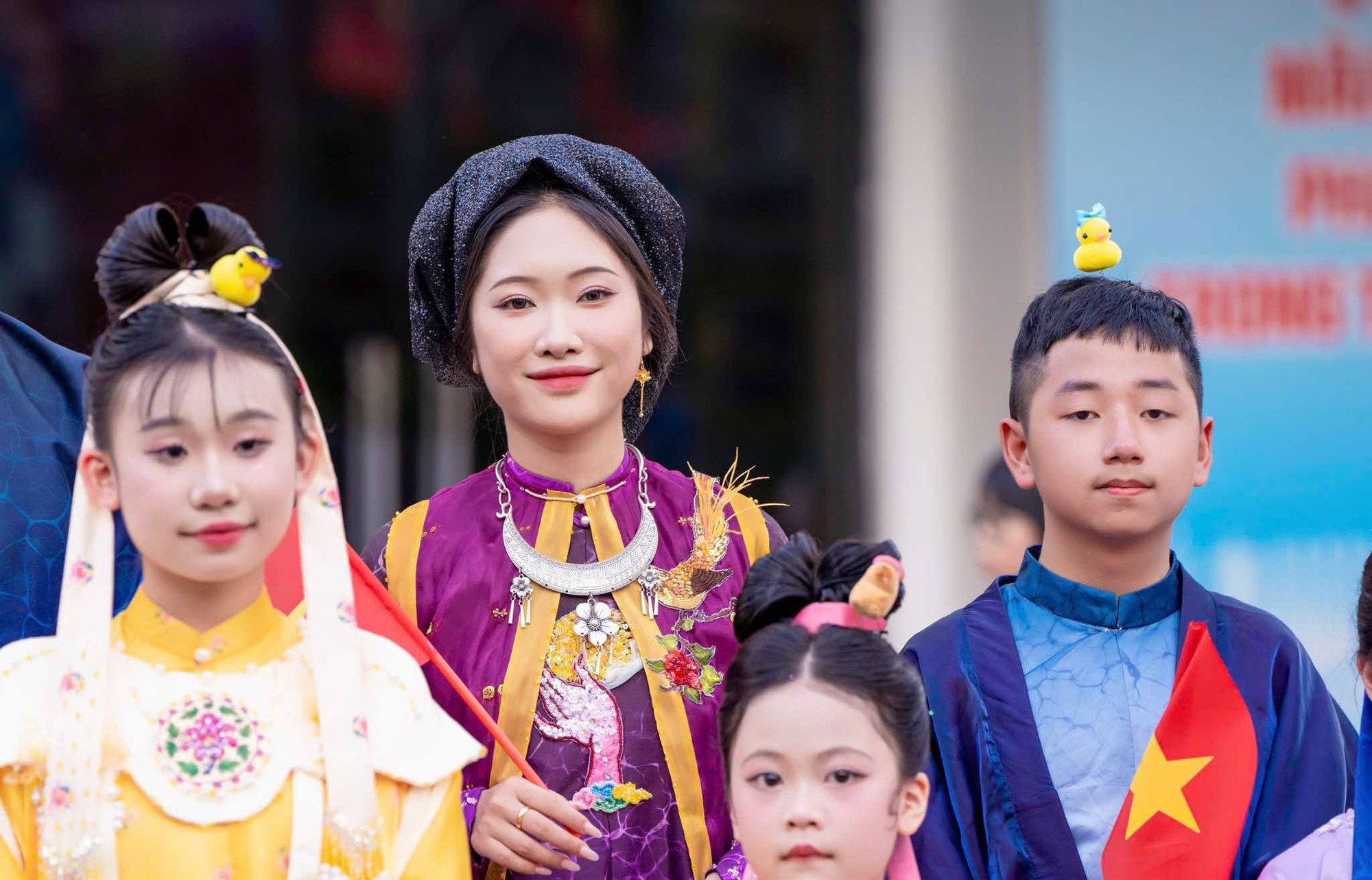 Dàn mẫu nhí chuyên nghiệp và khiếm thính gây ấn tượng tại sự kiện "Hoa Tháng Năm"- Ảnh 3. Dàn mẫu nhí chuyên nghiệp và khiếm thính gây ấn tượng tại sự kiện "Hoa Tháng Năm"- Ảnh 3.
