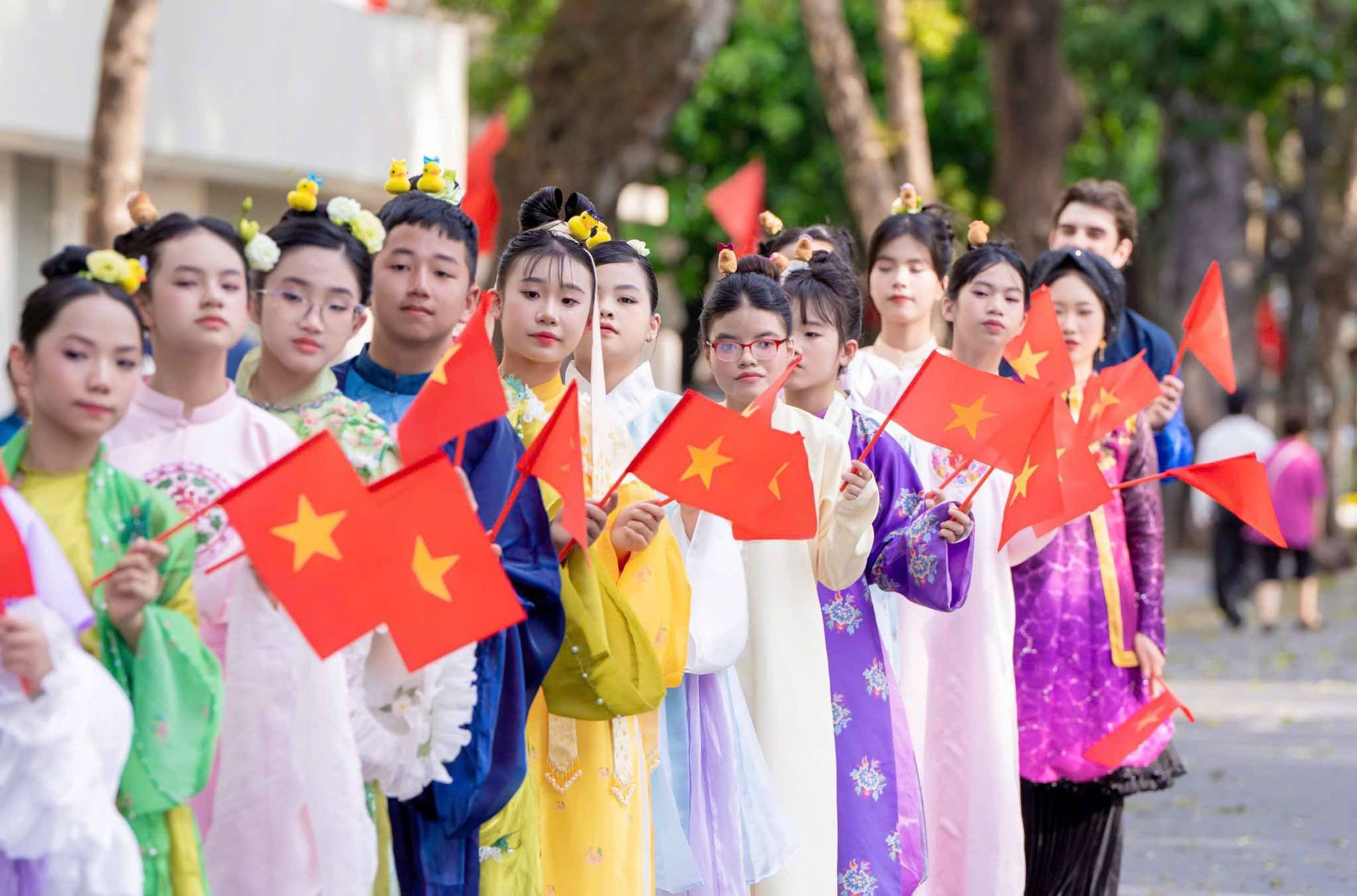 Dàn mẫu nhí chuyên nghiệp và khiếm thính gây ấn tượng tại sự kiện "Hoa Tháng Năm"- Ảnh 4. Dàn mẫu nhí chuyên nghiệp và khiếm thính gây ấn tượng tại sự kiện "Hoa Tháng Năm"- Ảnh 4.