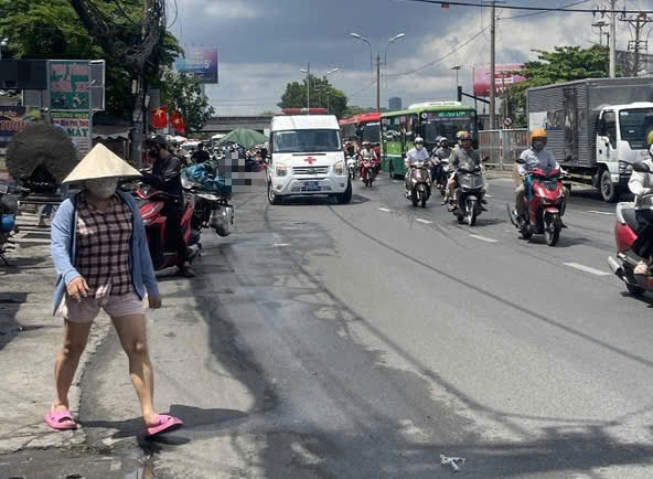 Người đàn ông đang giao thức ăn cho khách, ngã xuống đường tử vong- Ảnh 1.