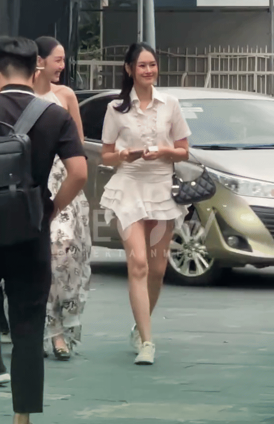 Dáng đi "xả stress" giữa đường của vợ Anh Đức làm lu mờ mỹ nhân cổ trang đẹp nhất hiện tại - Ảnh 1. Dáng đi "xả stress" giữa đường của vợ Anh Đức làm lu mờ mỹ nhân cổ trang đẹp nhất hiện tại - Ảnh 1.
