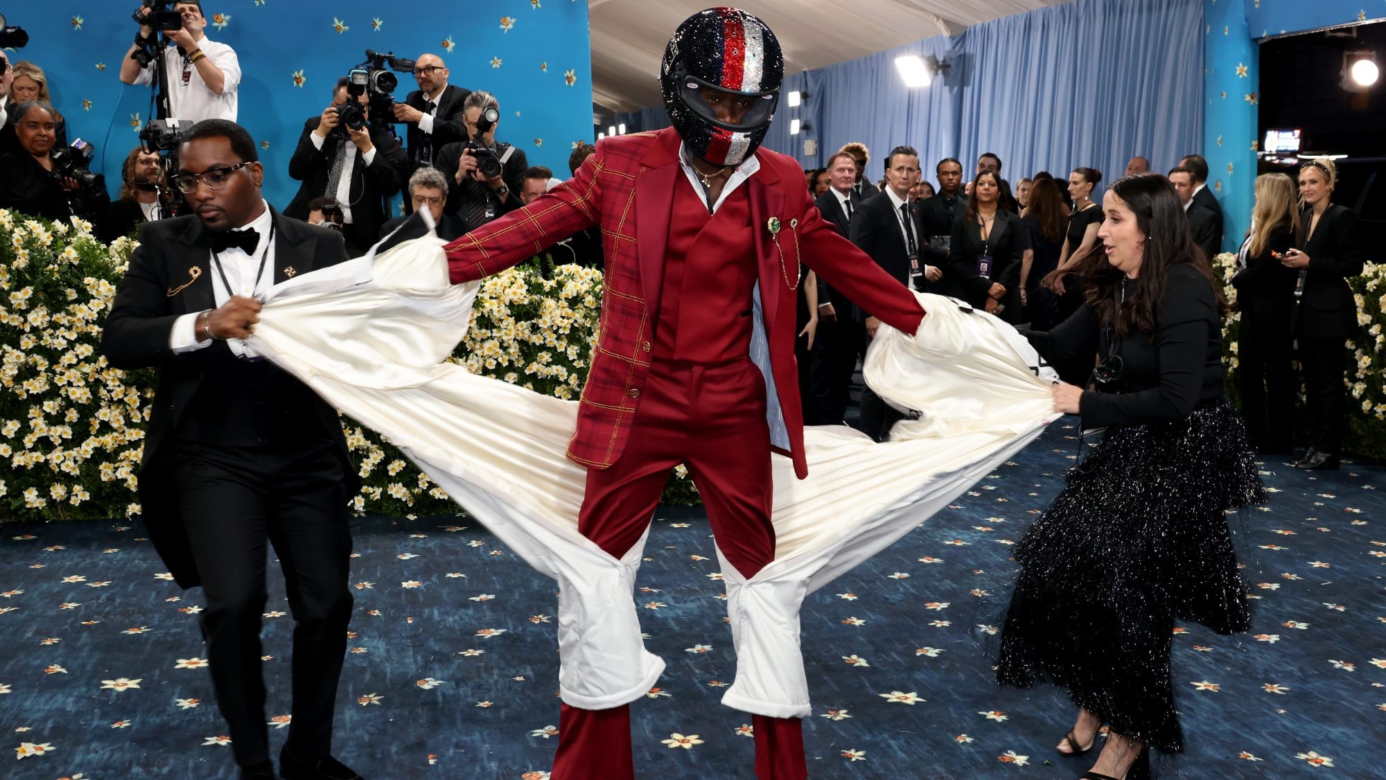Hội "chơi nổi" Met Gala 2025: Màn xách máy may vác đàn, "biến hình" 19 giây cũng không sốc bằng mặt mộc của Vera Wang - Ảnh 5. Hội "chơi nổi" Met Gala 2025: Màn xách máy may vác đàn, "biến hình" 19 giây cũng không sốc bằng mặt mộc của Vera Wang - Ảnh 5.