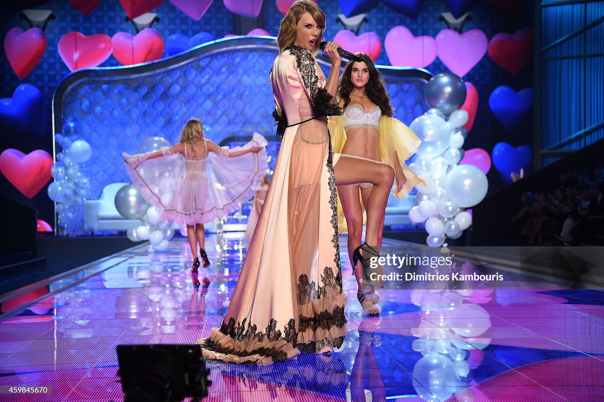 Hành động ngáng đường, khiến Taylor Swift bị tố xấu tính tại Victoria's Secret năm xưa- Ảnh 5. Hành động ngáng đường, khiến Taylor Swift bị tố xấu tính tại Victoria's Secret năm xưa- Ảnh 5.
