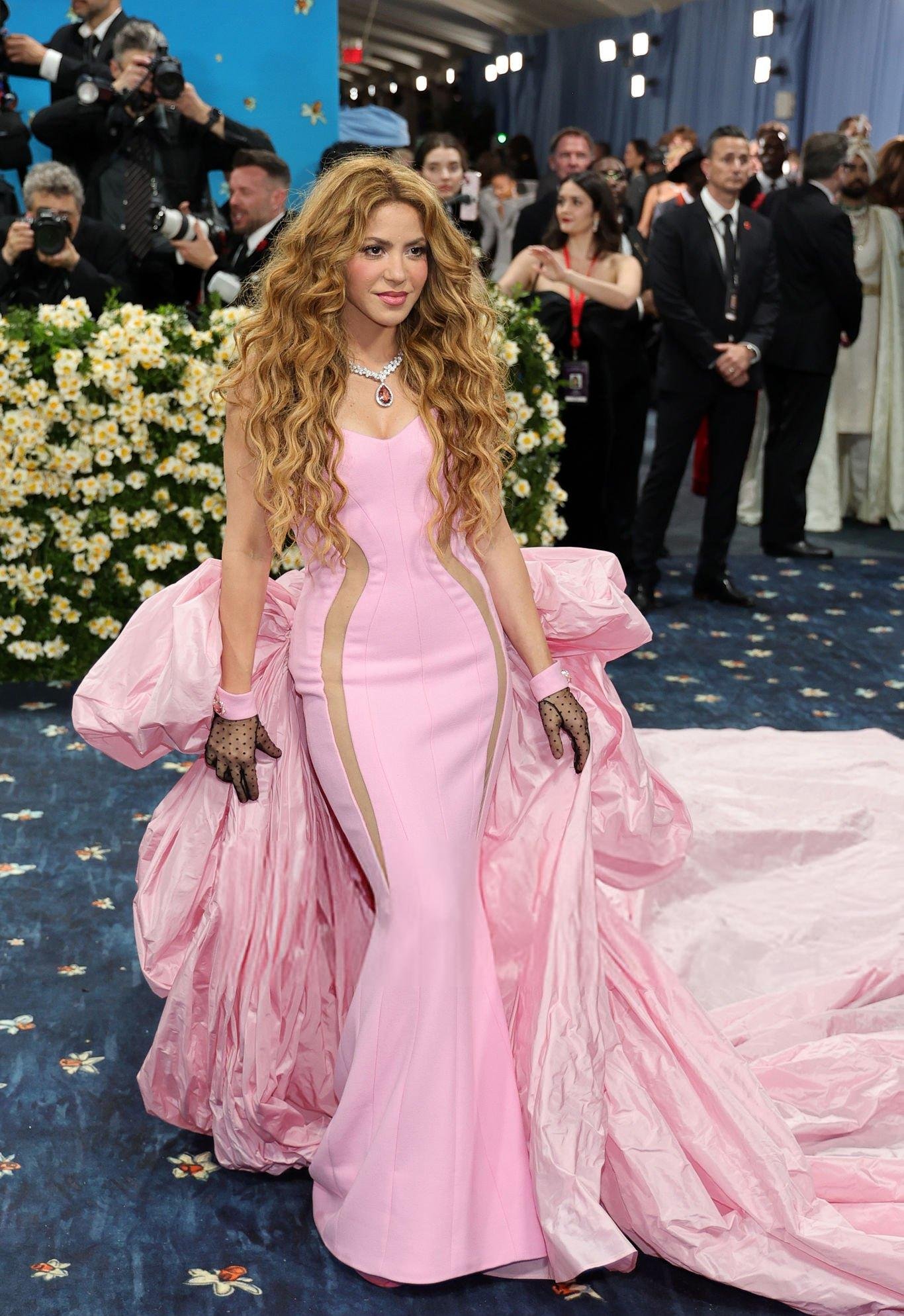 Hồn nhiên mặc "lạc quẻ" đến Met Gala 2025, 1 ngôi sao hạng A nhận cái kết ê chề! - Ảnh 3. Hồn nhiên mặc "lạc quẻ" đến Met Gala 2025, 1 ngôi sao hạng A nhận cái kết ê chề! - Ảnh 3.
