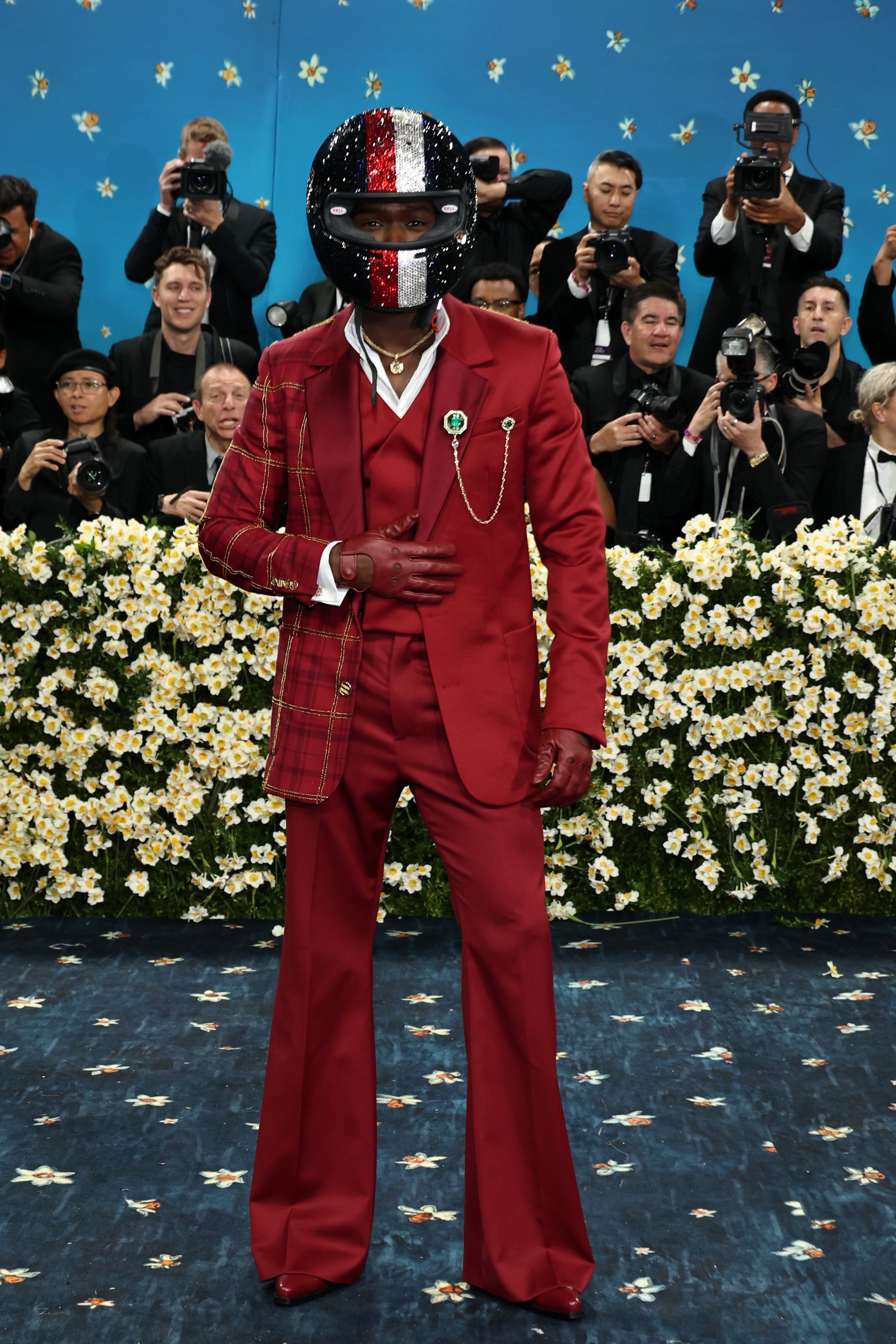 Hội "chơi nổi" Met Gala 2025: Màn xách máy may vác đàn, "biến hình" 19 giây cũng không sốc bằng mặt mộc của Vera Wang - Ảnh 6. Hội "chơi nổi" Met Gala 2025: Màn xách máy may vác đàn, "biến hình" 19 giây cũng không sốc bằng mặt mộc của Vera Wang - Ảnh 6.
