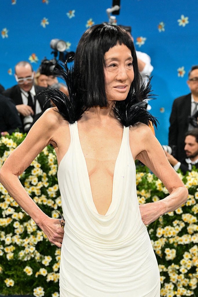 Hội "chơi nổi" Met Gala 2025: Màn xách máy may vác đàn, "biến hình" 19 giây cũng không sốc bằng mặt mộc của Vera Wang - Ảnh 2. Hội "chơi nổi" Met Gala 2025: Màn xách máy may vác đàn, "biến hình" 19 giây cũng không sốc bằng mặt mộc của Vera Wang - Ảnh 2.