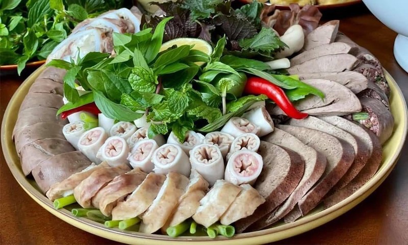 Lần đầu ra mắt nhà người yêu, tôi bị bố chồng tương lai ném nguyên cả bịch lòng vào người- Ảnh 1.
