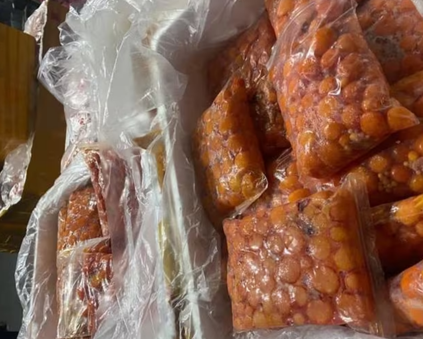 Phát hiện hơn 7 tấn trứng non, tràng gà, nầm lợn trong kho đông lạnh ở Hà Nội - Ảnh 1.