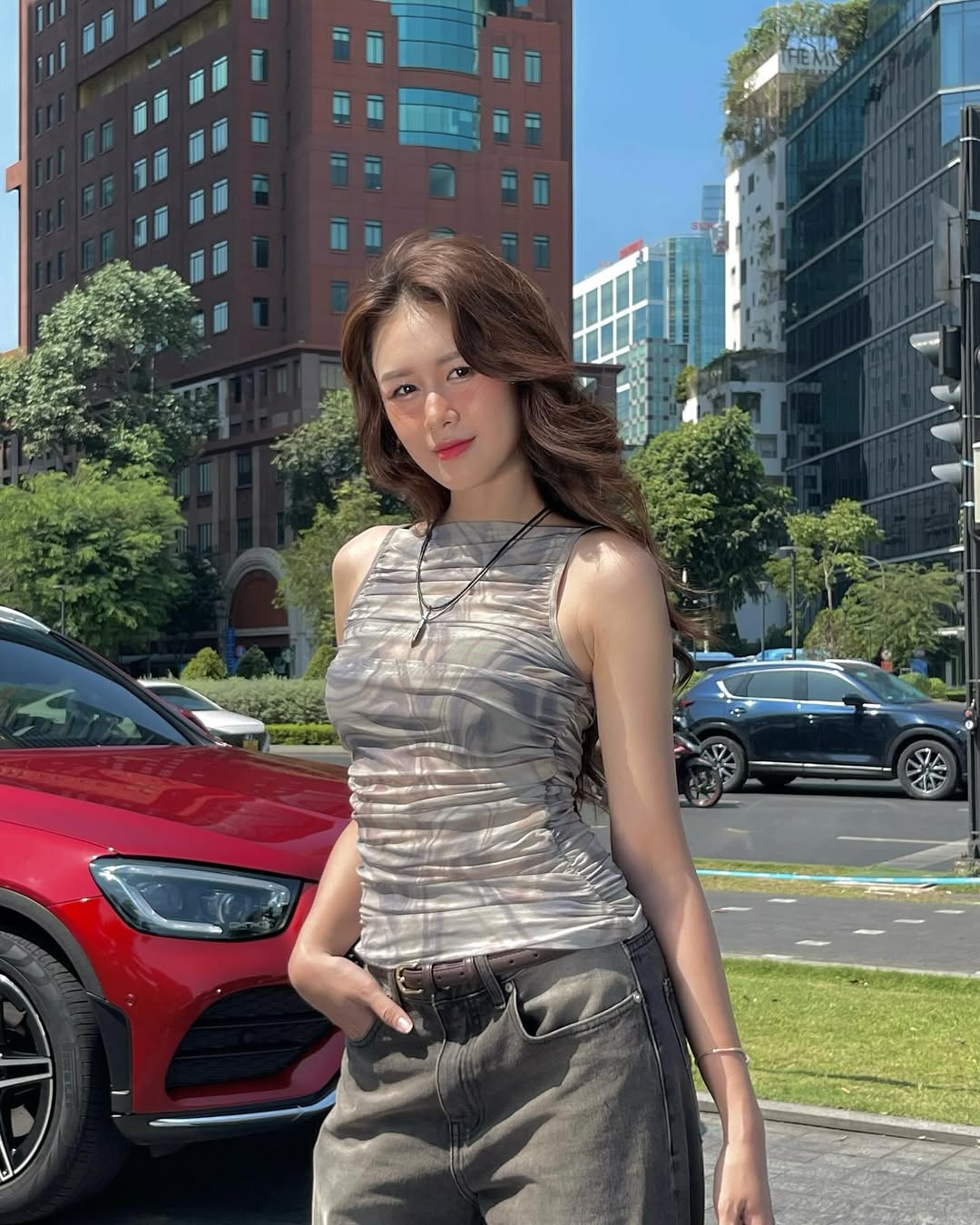 Dáng đi "xả stress" giữa đường của vợ Anh Đức làm lu mờ mỹ nhân cổ trang đẹp nhất hiện tại - Ảnh 6. Dáng đi "xả stress" giữa đường của vợ Anh Đức làm lu mờ mỹ nhân cổ trang đẹp nhất hiện tại - Ảnh 6.