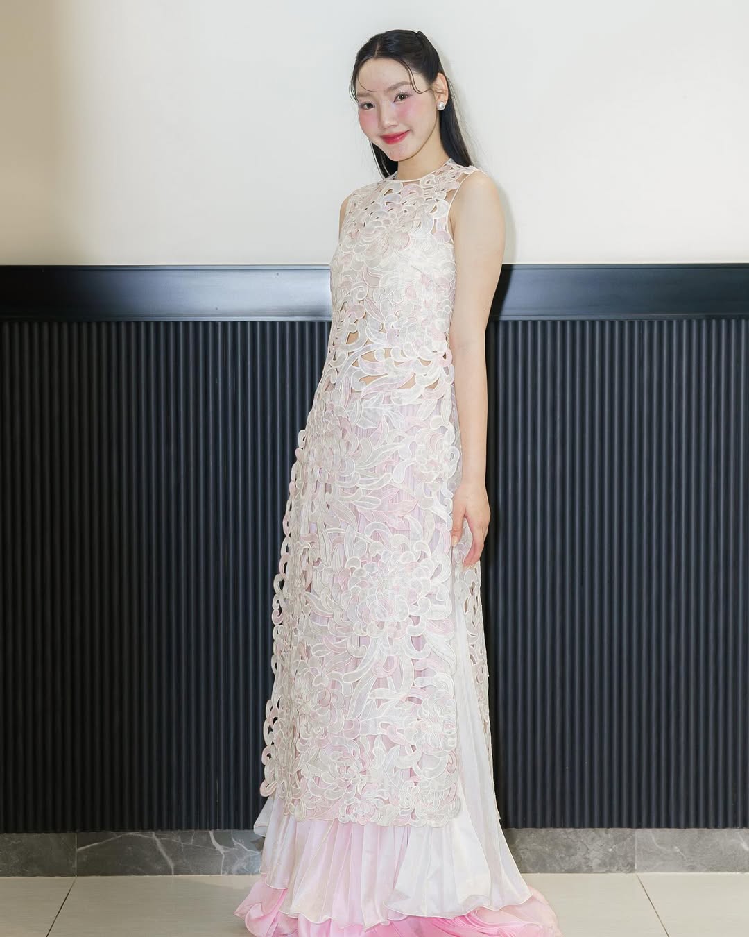 Dáng đi "xả stress" giữa đường của vợ Anh Đức làm lu mờ mỹ nhân cổ trang đẹp nhất hiện tại - Ảnh 8. Dáng đi "xả stress" giữa đường của vợ Anh Đức làm lu mờ mỹ nhân cổ trang đẹp nhất hiện tại - Ảnh 8.