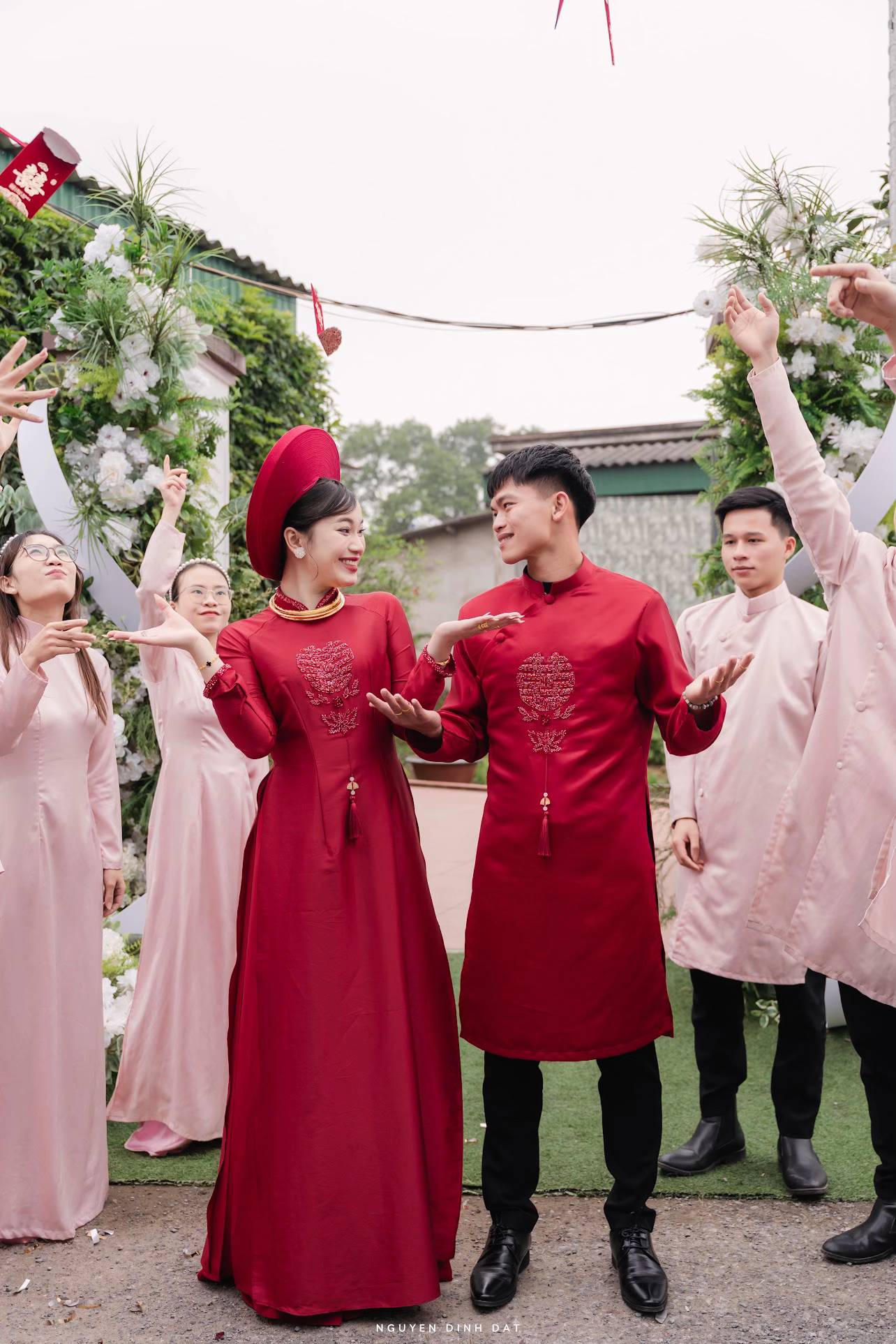 Vợ Hồ Văn Cường khoe vàng đeo trĩu cổ, nặng tay trong lễ ăn hỏi- Ảnh 4.